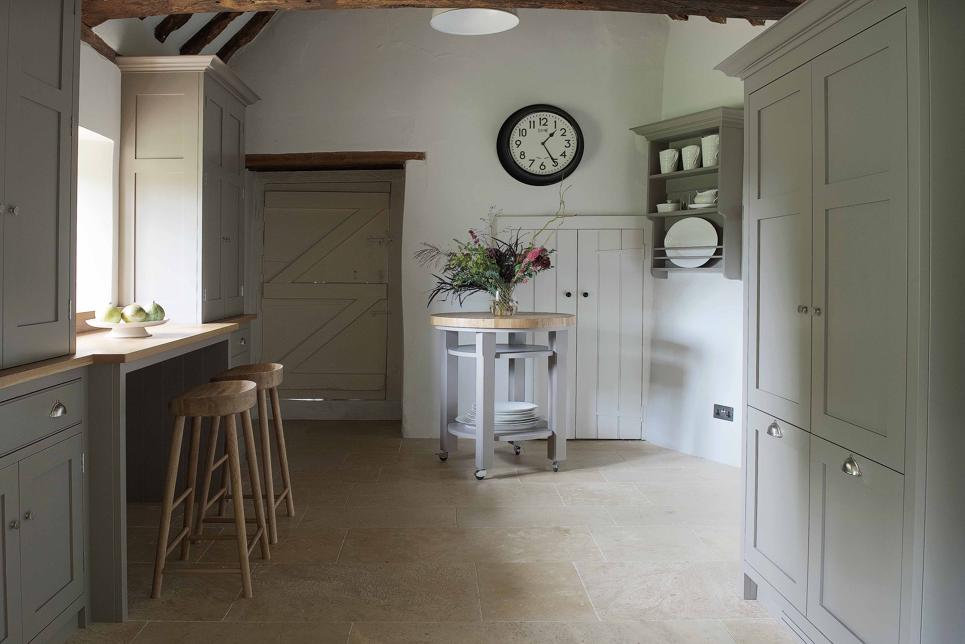 Traditional country shaker style bespoke kitchen farrow and ball fisher paykel armac martin copper chopping Winchester Hampshire